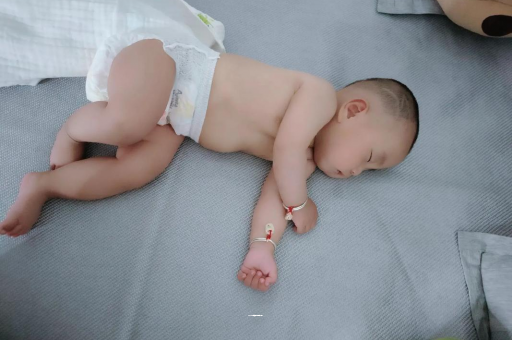 云梦几个月宝宝会抬头